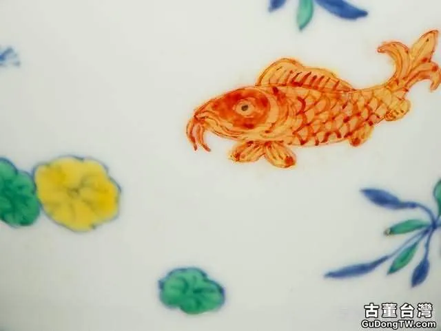 成化 斗彩魚藻紋蓋罐