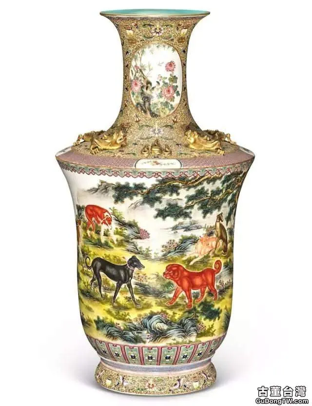乾隆 粉彩描金塑貼洋犬山川紋溜肩瓶