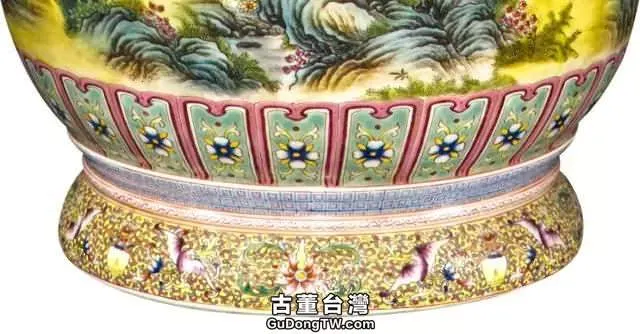 乾隆 粉彩描金塑貼洋犬山川紋溜肩瓶