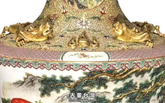 乾隆 粉彩描金塑貼洋犬山川紋溜肩瓶