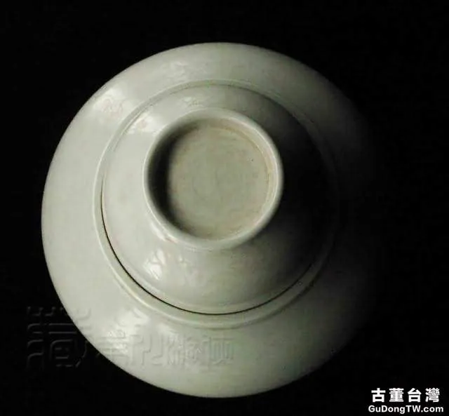 明瓷珍品賞析之永樂甜白釉瀝暗描荷塘鴛鴦紋碗形蓋大罐