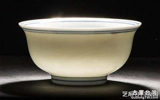 宣德 青花甜白暗刻雙龍紋小碗（對）