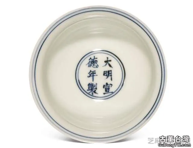 宣德 青花甜白暗刻雙龍紋小碗（對）