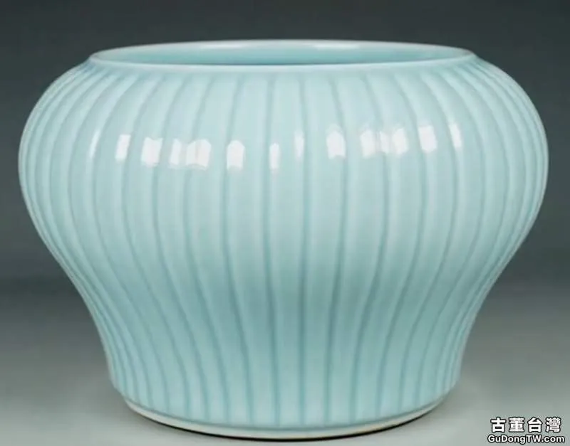 這件康熙天藍釉菊瓣尊為什麼就是假的呢