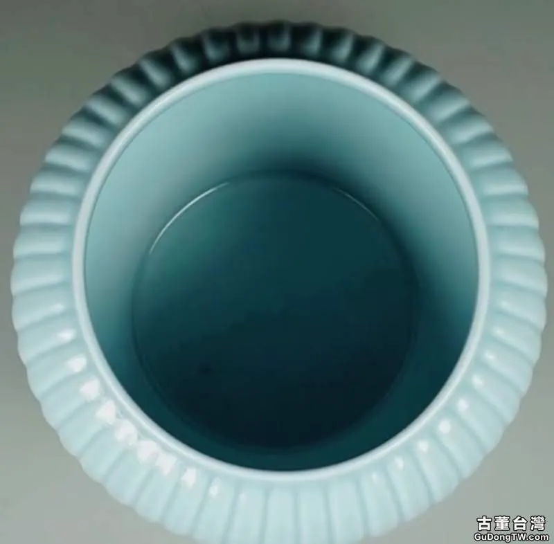 這件康熙天藍釉菊瓣尊為什麼就是假的呢
