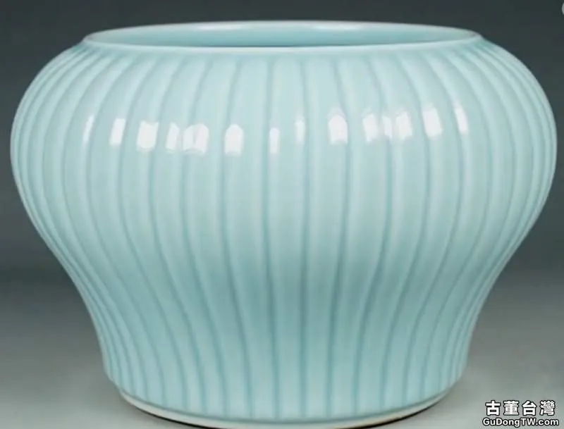 這件康熙天藍釉菊瓣尊為什麼就是假的呢