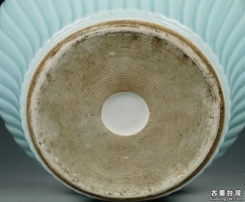 這件康熙天藍釉菊瓣尊為什麼就是假的呢