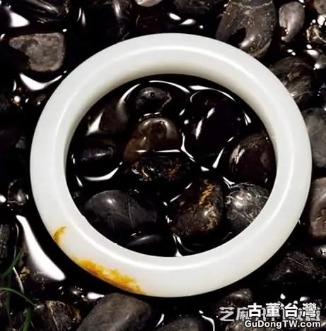 佩戴羊脂玉手鐲的好處有哪些 怎麼鑒別真假