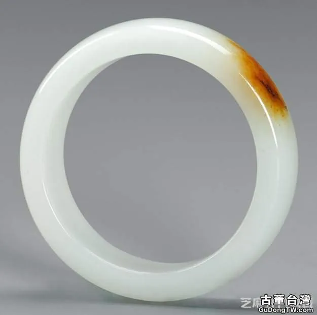 佩戴羊脂玉手鐲的好處有哪些 怎麼鑒別真假