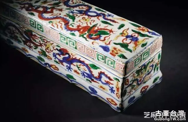 日本山中商會舊藏明萬曆青花五彩雙龍戲珠紋蓋盒亮相上海匡時春拍