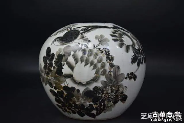 清晚期墨彩乳釘蓋罐 傳統瓷器珍品彰顯藝術魅力
