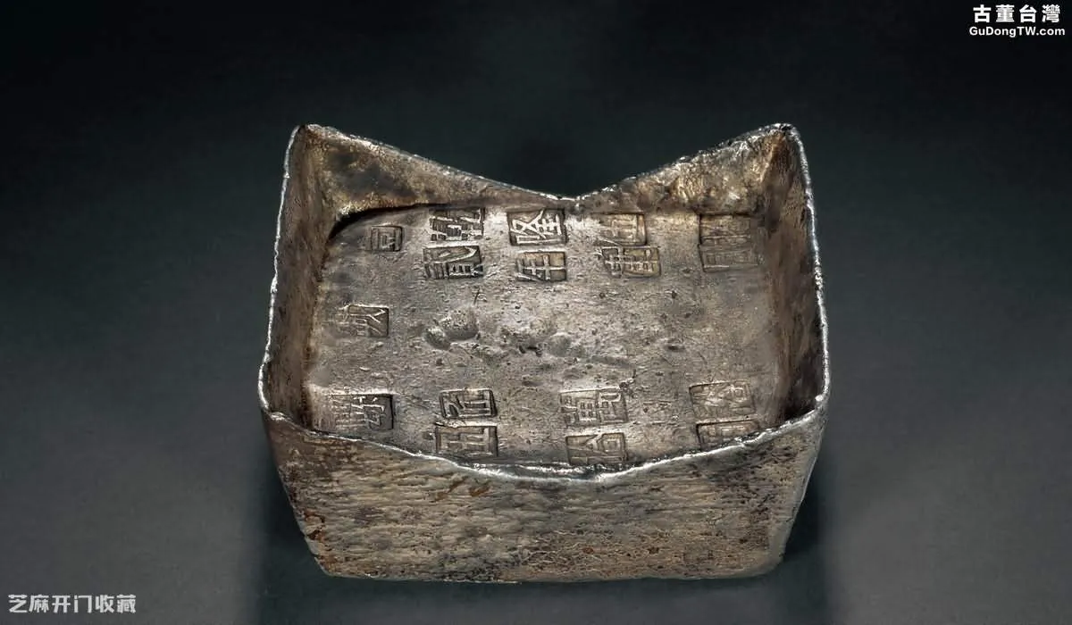 為什麼古代的元寶要鑄成兩頭翹中間凸的形狀