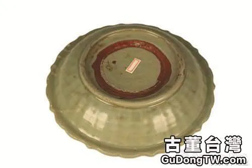 元代龍泉窯青釉暗花菱花形盤