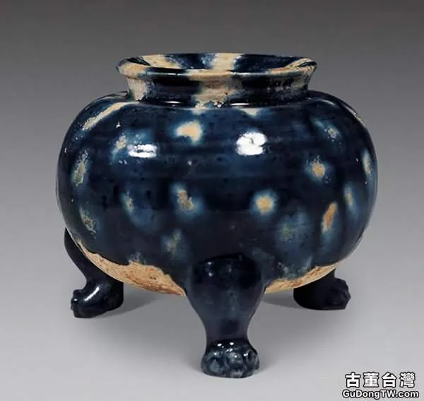 藍釉三足香爐都有哪些特點