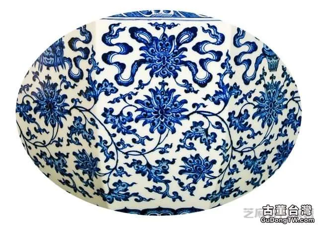 乾隆 青花纏枝蓮托八寶六方瓶