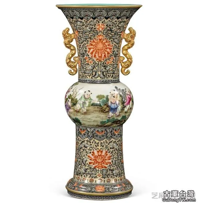 雍正 粉彩礬紅描金童趣螭耳觚