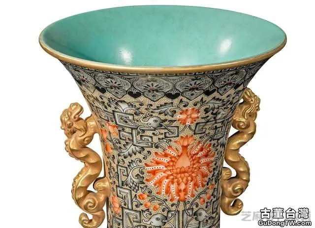 雍正 粉彩礬紅描金童趣螭耳觚