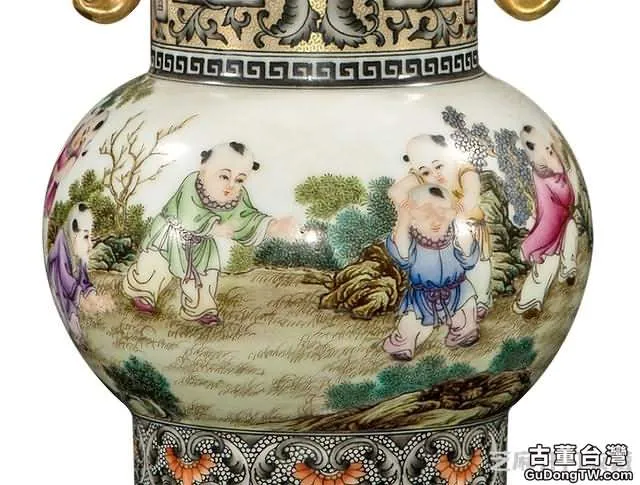 雍正 粉彩礬紅描金童趣螭耳觚