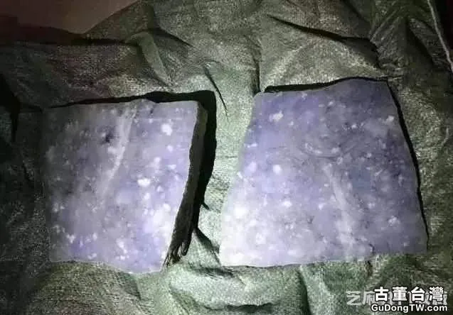 男子花高價買翡翠原石，一刀切出萬分罕見的極品紫羅蘭！