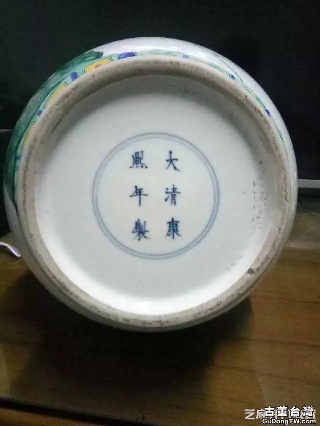 康熙粉彩花鳥天球瓶