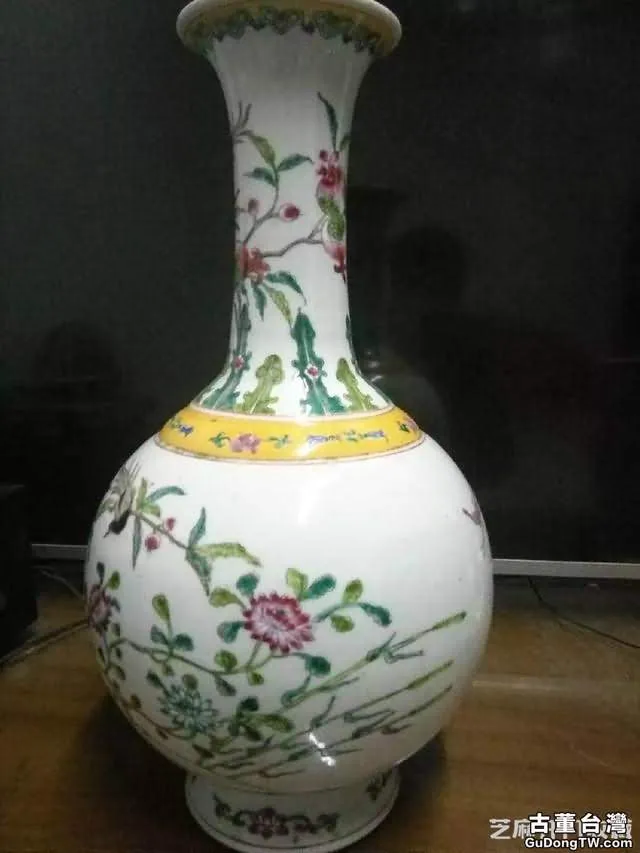 康熙粉彩花鳥天球瓶