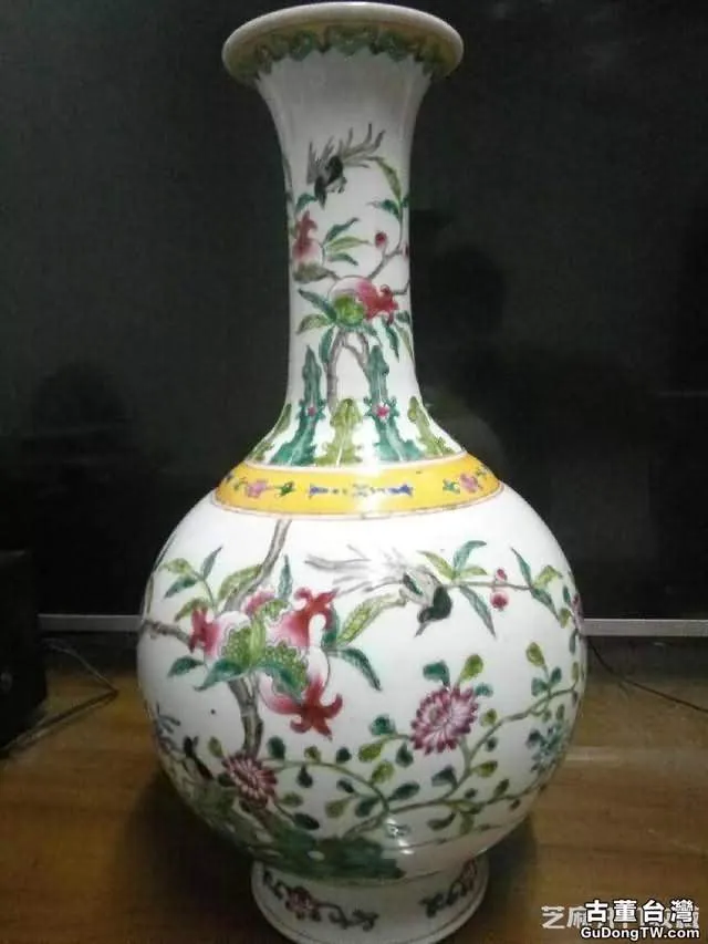 康熙粉彩花鳥天球瓶