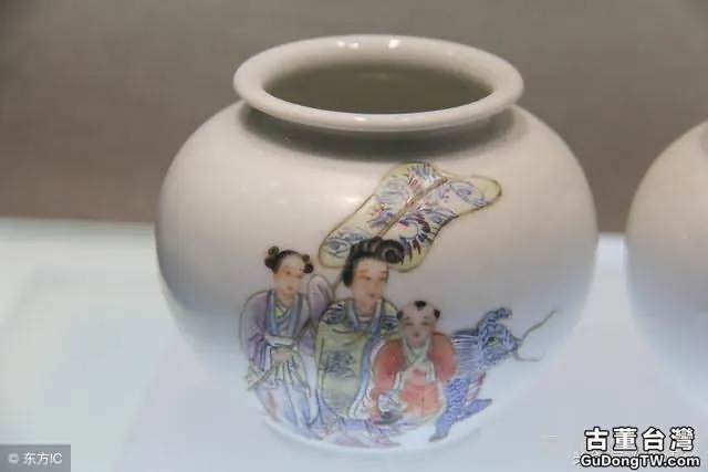 康熙晚期創燒之後歷朝流行不衰，傳統制瓷工藝中的珍品——粉彩