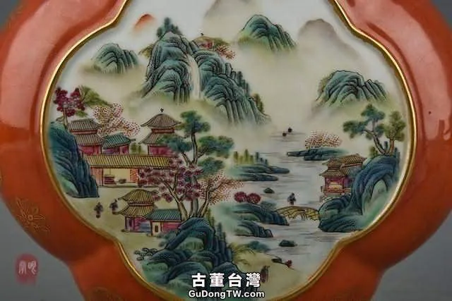 大清乾隆年制紅釉描金琺琅彩山水紋雙耳扁瓶