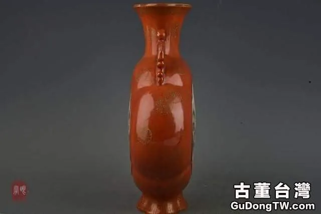大清乾隆年制紅釉描金琺琅彩山水紋雙耳扁瓶