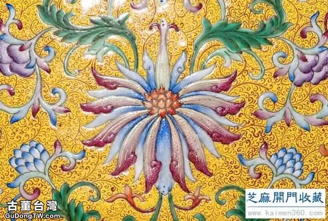 乾隆 粉彩描金寶相花卷草紋鳳首扁壺