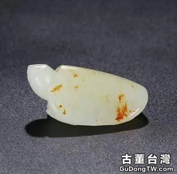 組圖精品賞析：和田玉白玉籽料灑金皮精心雕刻的把件，萬壽無疆