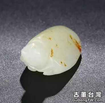 組圖精品賞析：和田玉白玉籽料灑金皮精心雕刻的把件，萬壽無疆