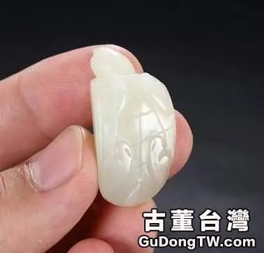 組圖精品賞析：和田玉白玉籽料灑金皮精心雕刻的把件，萬壽無疆