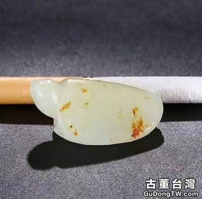 組圖精品賞析：和田玉白玉籽料灑金皮精心雕刻的把件，萬壽無疆