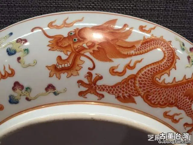 我對「清華珍品」款粉彩雙龍戲珠盤的研究