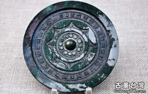古代皇帝收藏把玩銅鏡的故事