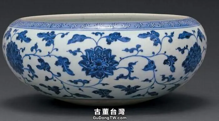 蓮花紋瓷器的發展與特徵