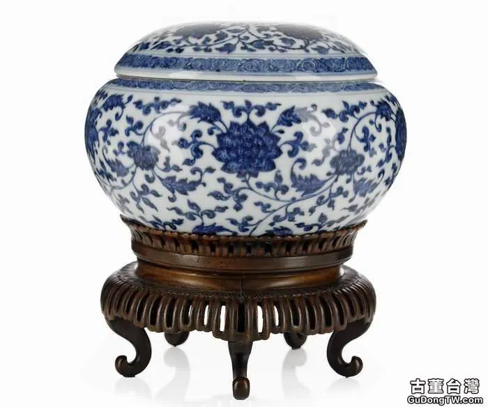 蓮花紋瓷器的發展與特徵