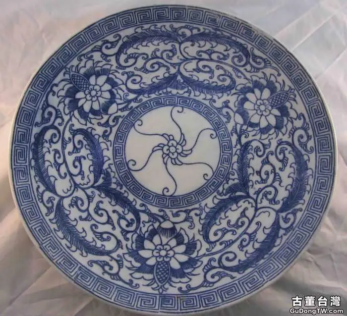 蓮花紋瓷器的發展與特徵