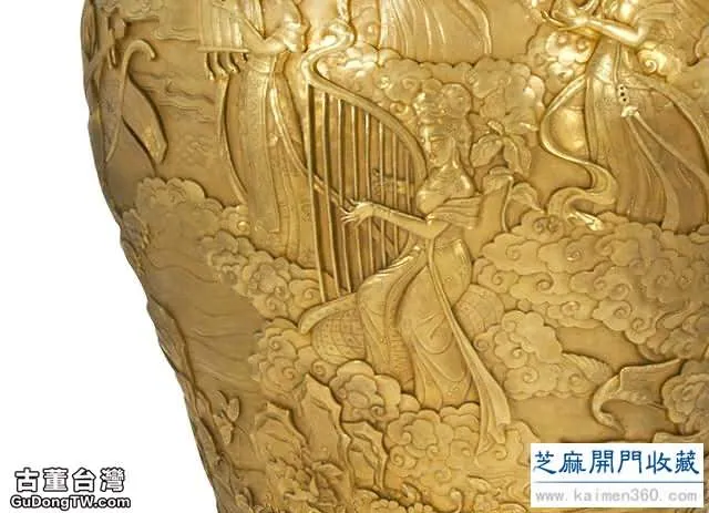 雍正 鎏金凸雕人物故事鋪首撇口瓶