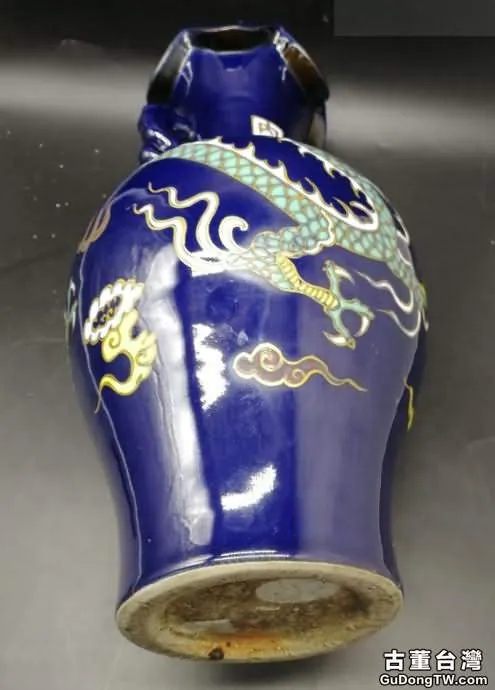 實物賞析：元代官窯瓷——藍地戧金五色花雲龍紋花口瓶