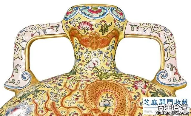 乾隆 粉彩礬紅描金塑貼雙龍紋扁瓶