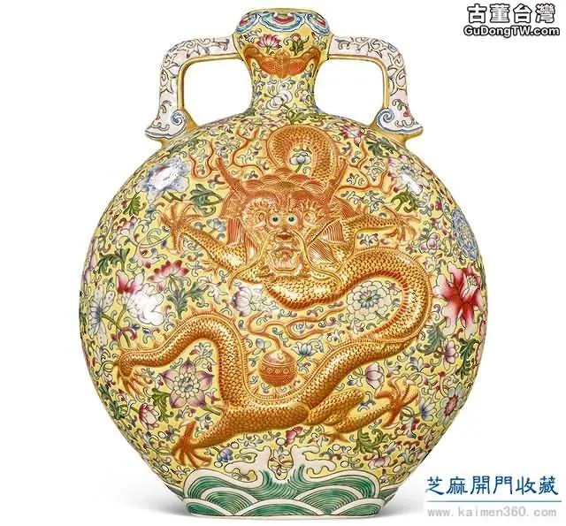 乾隆 粉彩礬紅描金塑貼雙龍紋扁瓶