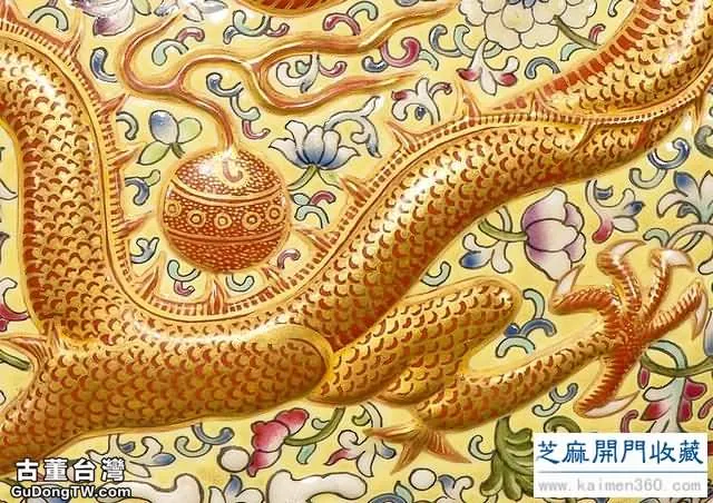 乾隆 粉彩礬紅描金塑貼雙龍紋扁瓶