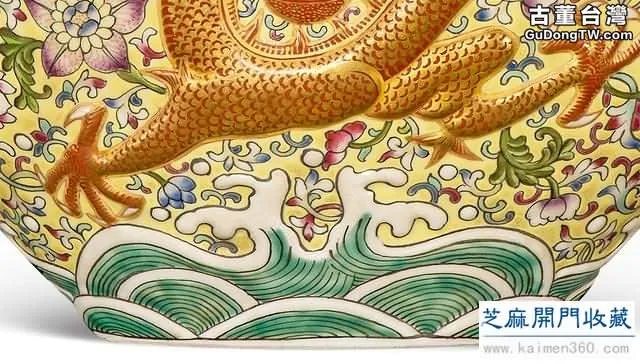 乾隆 粉彩礬紅描金塑貼雙龍紋扁瓶