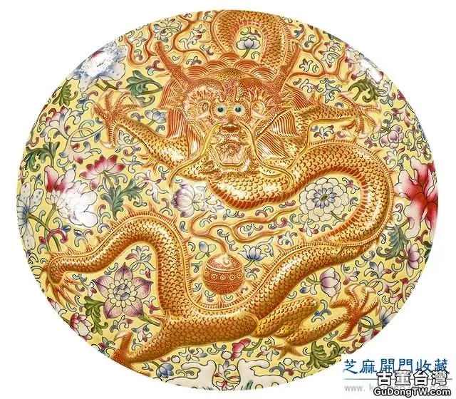 乾隆 粉彩礬紅描金塑貼雙龍紋扁瓶