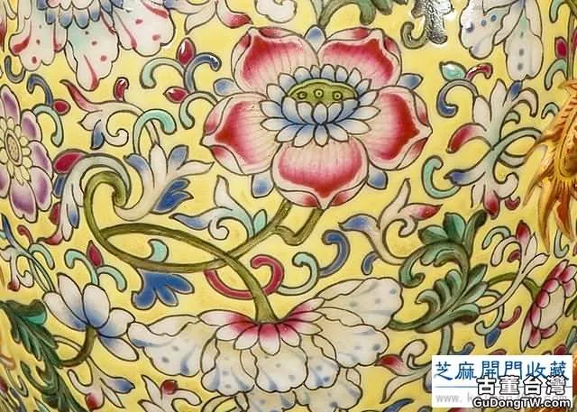 乾隆 粉彩礬紅描金塑貼雙龍紋扁瓶