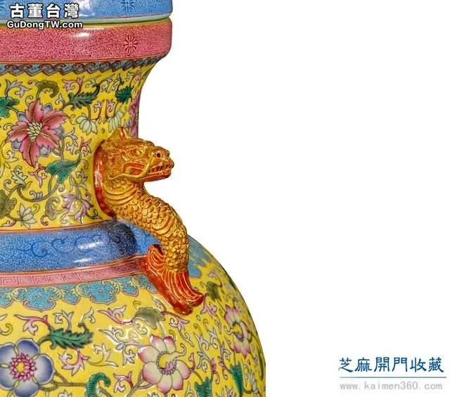 雍正 粉彩描金開光王母出行圖摩羯耳蓋瓶