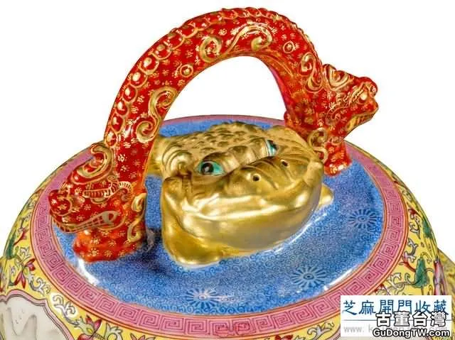 雍正 粉彩描金開光王母出行圖摩羯耳蓋瓶