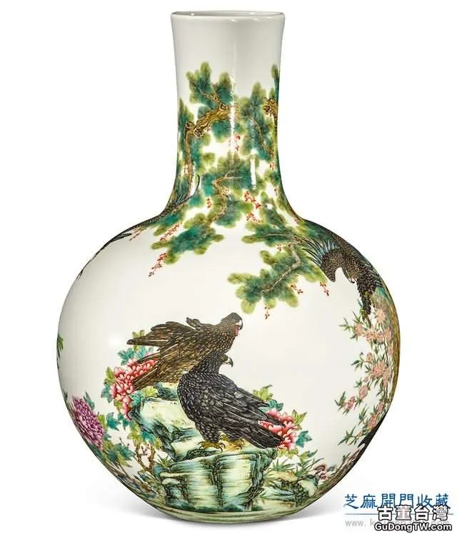 乾隆 粉彩花石雄鷹圖天球瓶